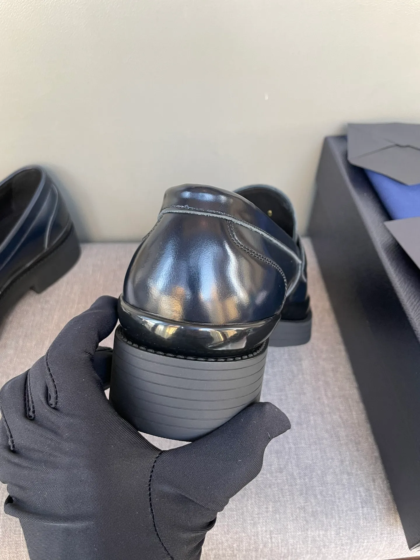 Men's shoes 💰860 💰Best recommendation✨PRADA Prada top purchasing quality imported upper with color-brushed edge beads carved toe design cowhide lining private molded TPU outsole non-slip, wear-resistant and elastic fashionable and versatile burgundy black blue 39-44 in stock (38, 45 customized for replacement, return and exchange)